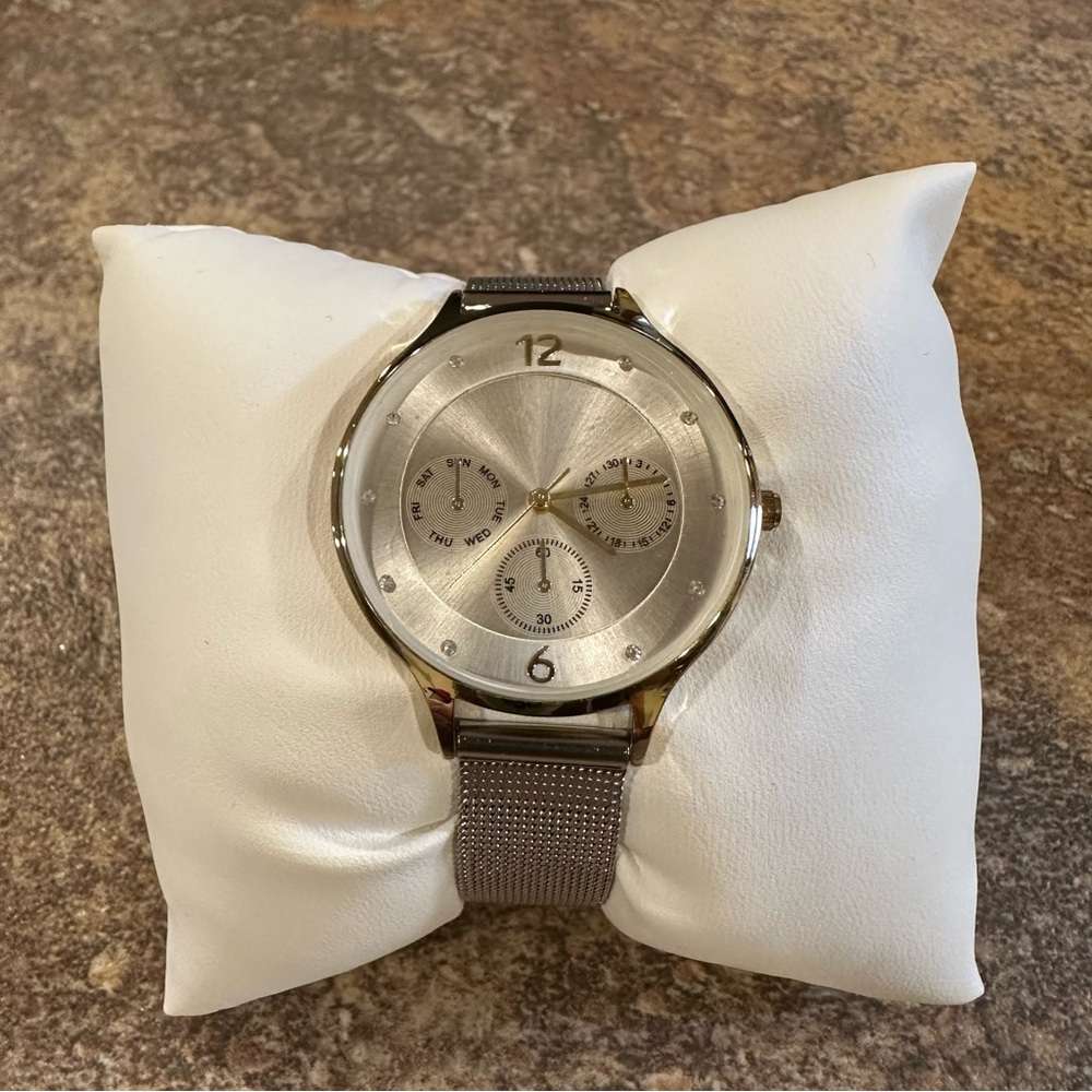 Silver Mesh Strap Unisex Watch. NEW